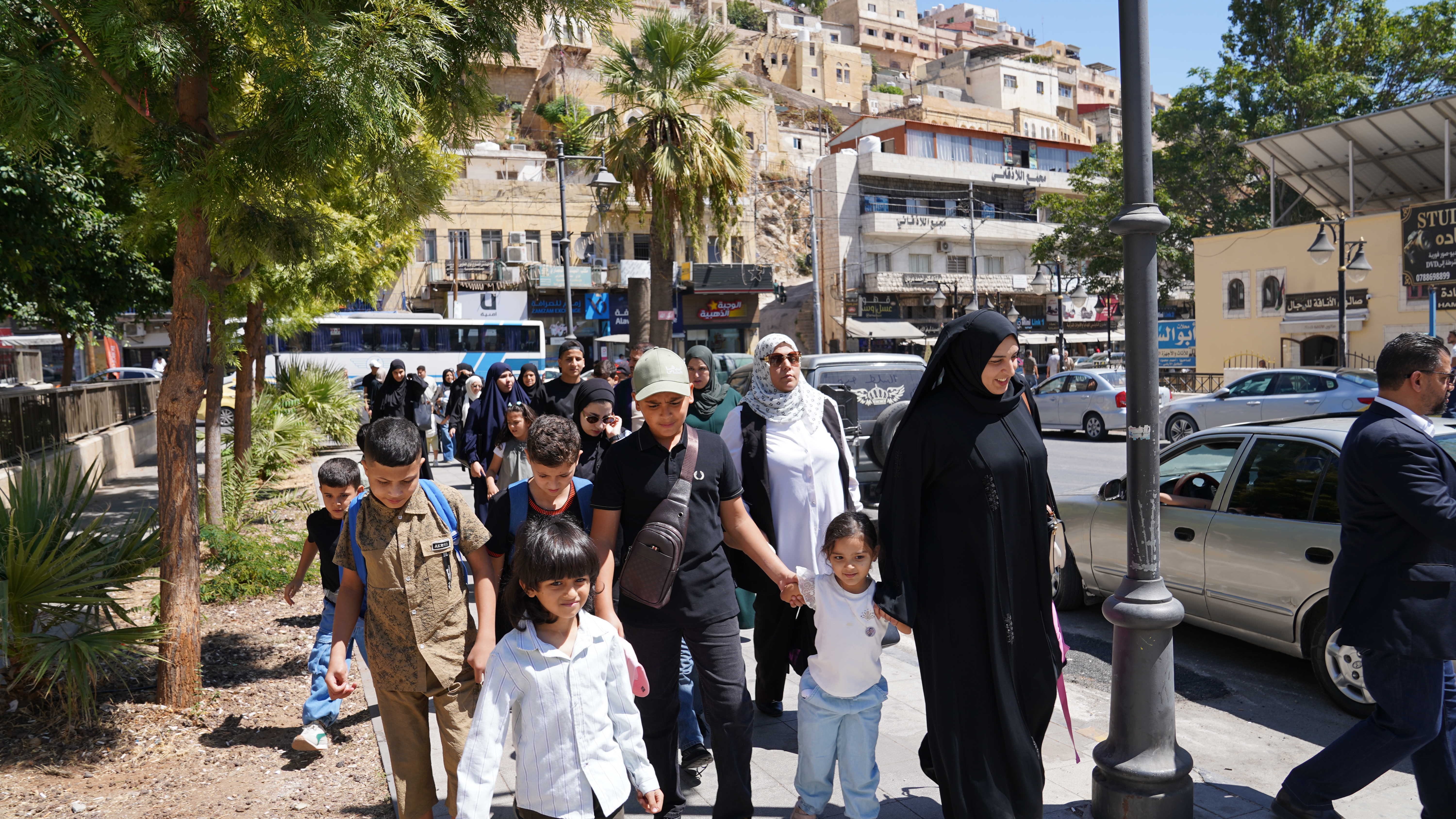 قرى الأطفال الأردنية تنظم رحلة ترفيهية لأطفال وعائلات من مشروع غزة الذي ترعاه إلى مدينة السلط
